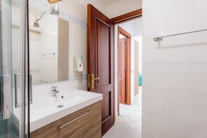 Ducha, secador de pelo y toallas