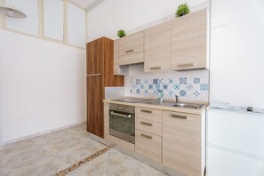 Réfrigérateur, batterie de cuisine, vaisselle et ustensiles
