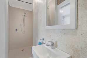 Een douche, een haardroger, handdoeken, zeep