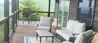 Mountain top chalet with million dollar views on 4 acres