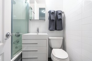 Standardsuite | Badeværelse | Hårtørrer, håndklæder, Sæbe, Shampoo