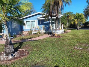 Property grounds - Charming 2-bedroom cottage with fitness room, WiFi in cool North Fort Myers (North Fort Myers)