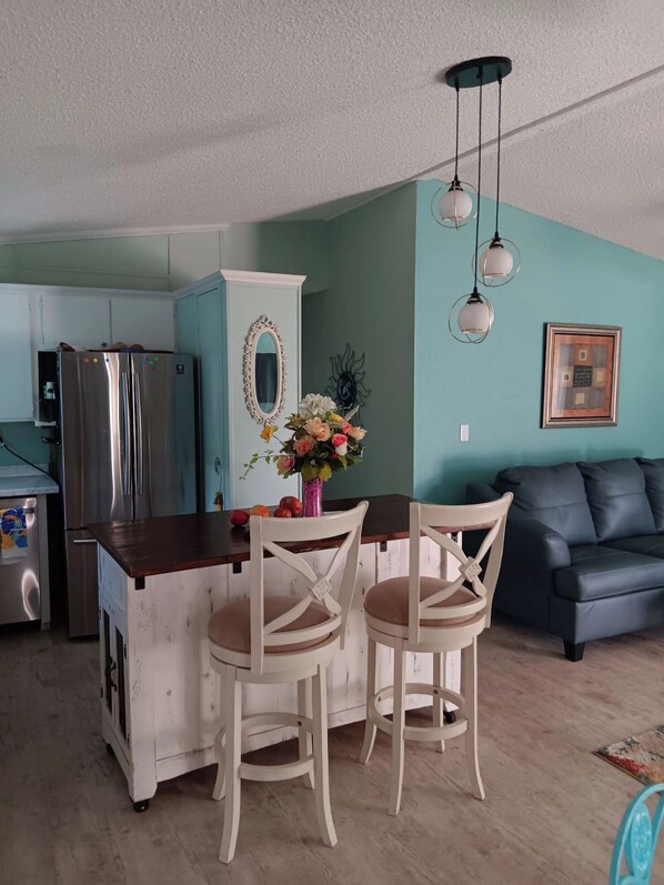 Interior - Charming 2-bedroom cottage with fitness room, WiFi in cool North Fort Myers (North Fort Myers)