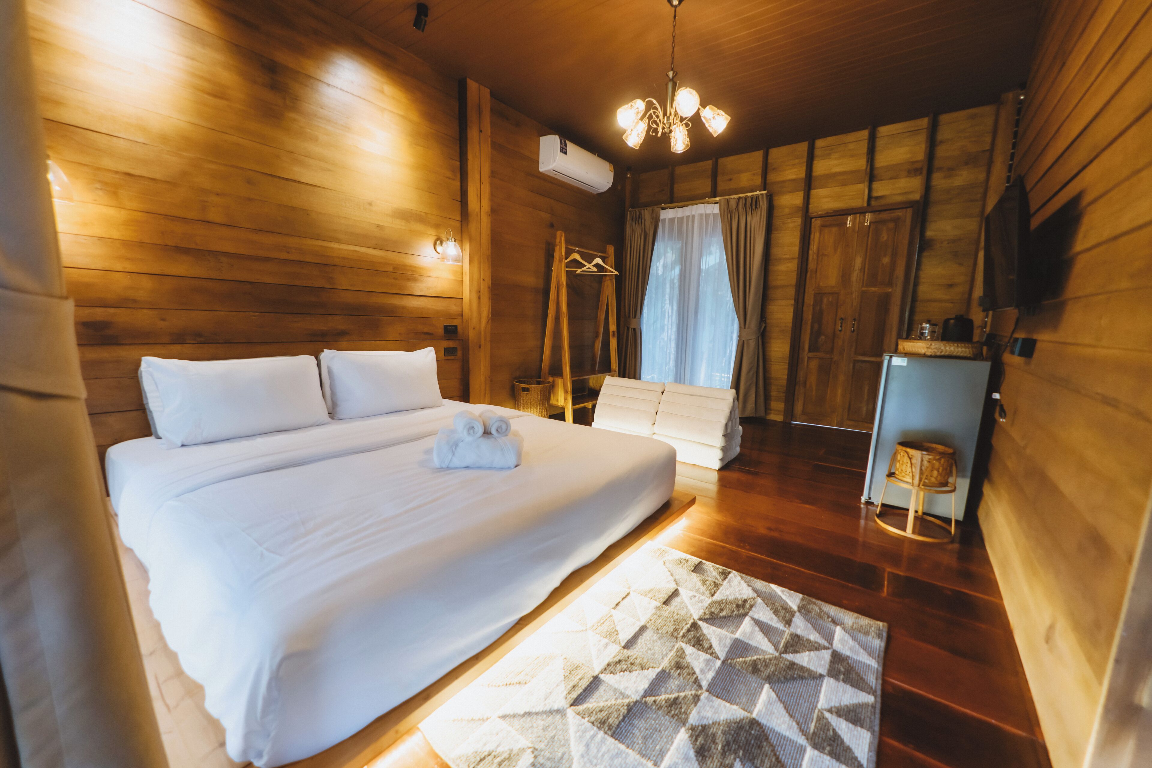 Bungalow, elveutsikt | 1 soverom, skrivebord, skrivebord for bærbar PC og wi-fi (inkludert)