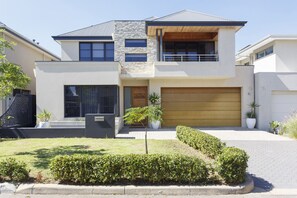 Exterior - Coastal Bliss - Family Home Moments from the Beach (North Coogee)