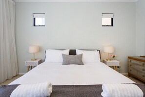 3 bedrooms, desk, iron/ironing board, free WiFi - Coastal Bliss - Family Home Moments from the Beach (North Coogee)