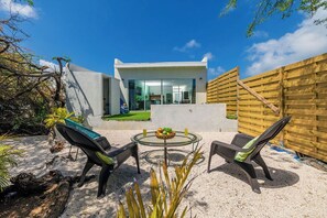 Terrace/patio - Brand New King Studio|Private Pool|5 Min to Beach (Noord)