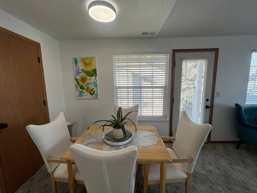 Monica & Rachel’s • Friends-Themed • Purple Door • 2BR • Pet Friendly • Near Airport & Downtown