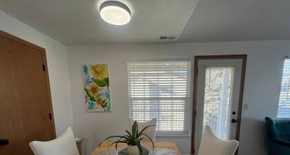 Monica & Rachel’s • Friends-Themed • Purple Door • 2BR • Pet Friendly • Near Airport & Downtown