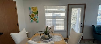 Monica & Rachel’s • Friends-Themed • Purple Door • 2BR • Pet Friendly • Near Airport & Downtown