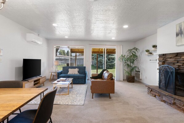 Smart-tv, een open haard en boeken