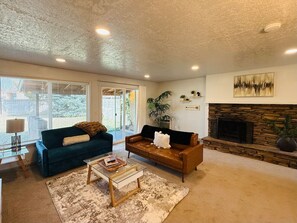 Smart-tv, een open haard en boeken