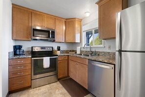 Een koelkast, een microgolfoven, een oven, een kookplaat