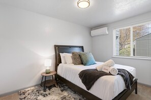 2 soverom, skrivebord, strykejern/-brett og reiseseng for barn