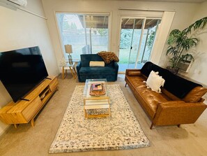 Smart-tv, een open haard en boeken