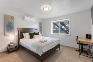 2 Schlafzimmer, Schreibtisch, Bügeleisen/Bügelbrett, Reisekinderbett