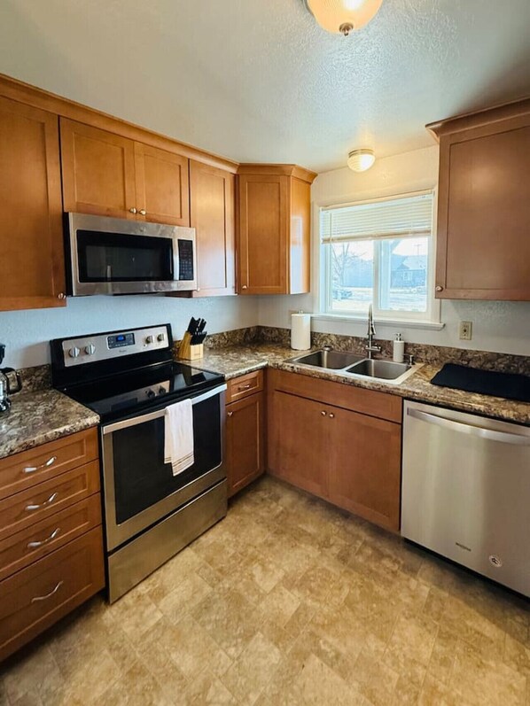 Fridge, microwave, oven, stovetop - Siesta Sunset | Pet-Friendly • Fenced Yard • Fireplace • Patio BBQ • NEW FLOORS (Boise)