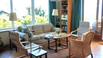 Fernseher, Kamin, DVD-Player, Stereoanlage