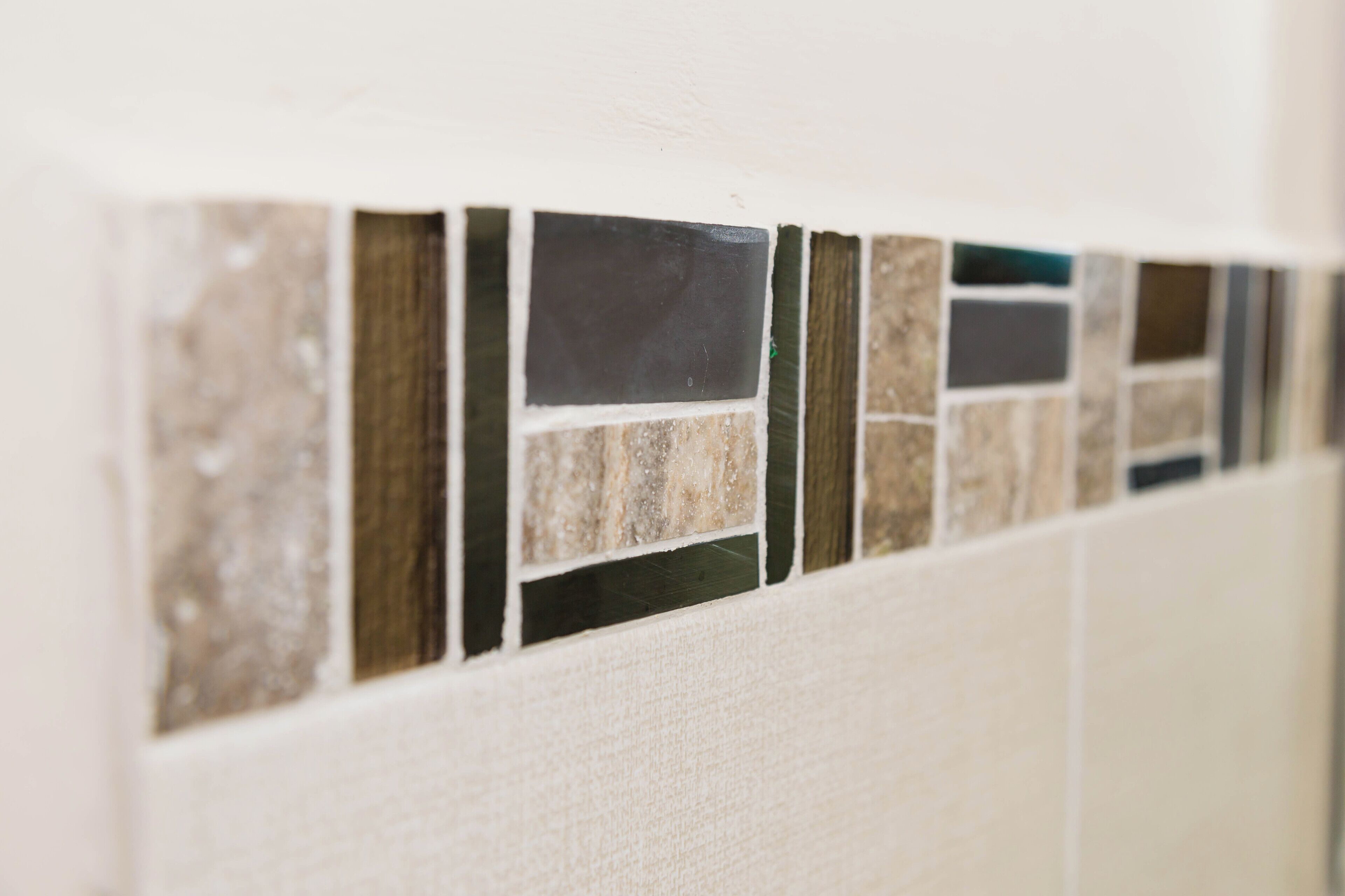 Un gros plan d’un mur orné d’une bordure de mosaïque.