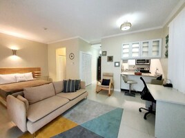 Estúdio superior, vista para o jardim | Área de estar | TV de tela plana