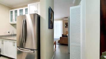 Superior Studio, Garden View | Private kitchen | Full-size fridge, microwave, oven, stovetop