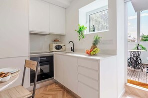 Kühlschrank, Mikrowelle, Ofen, Herdplatte