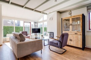 TV, fireplace
