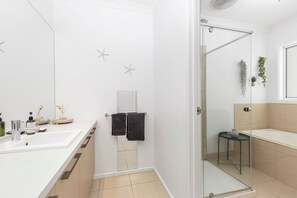 Shower, hair dryer, towels, shampoo - Wiltons Riverside family haven, pet friendly (Ocean Grove)