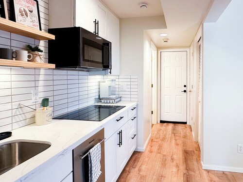 Clean and Charming Hilltop Guesthouse with 1-King bed, Central AC and Heating