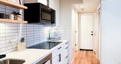 Clean and Charming Hilltop Guesthouse with 1-King bed, Central AC and Heating