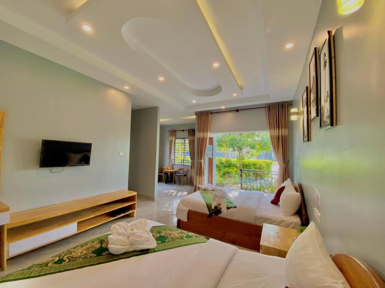 Minibar, desk, free WiFi, bed sheets