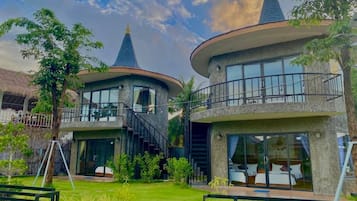 Minibar, desk, free WiFi, bed sheets