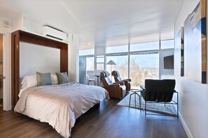 1 habitación, tabla de planchar con plancha y cuna de viaje 