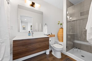 Een haardroger, handdoeken