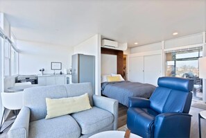 1 slaapkamer, een strijkplank/strijkijzer, reisbedje, gratis wifi