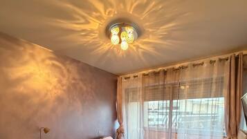 3 slaapkamers, een strijkplank/strijkijzer, internet