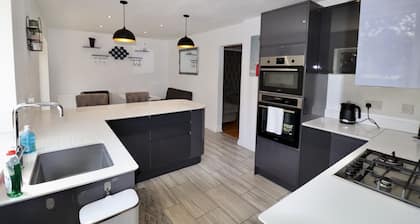 Addlestone Spacious Four Bedroom House