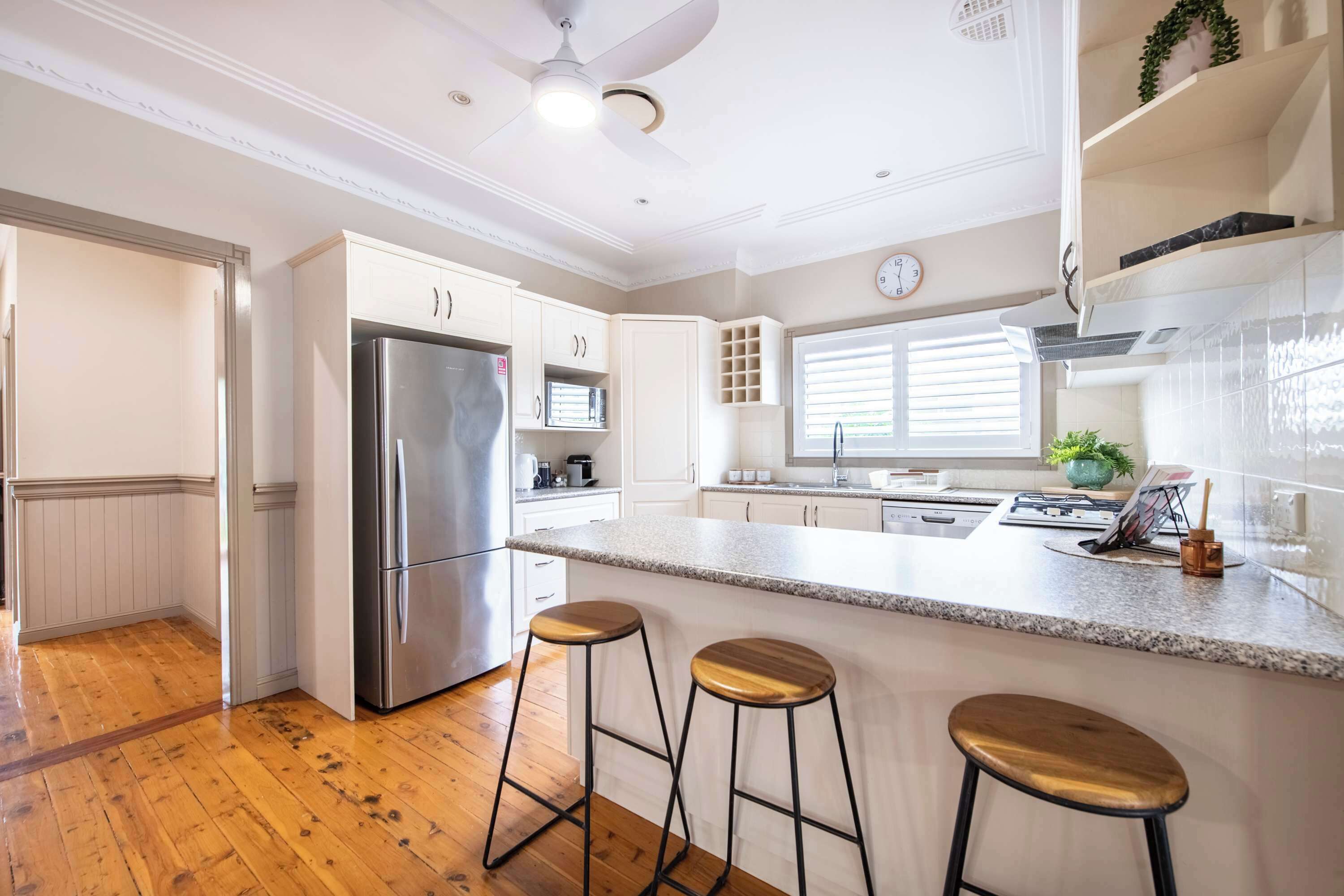 Køleskab, mikrobølgeovn, ovn, kogeplade