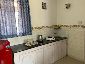 Kühlschrank, Herdplatte, Wasserkocher, Toaster