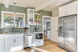 Refrigerador, microondas, placa de cocina, lavavajillas
