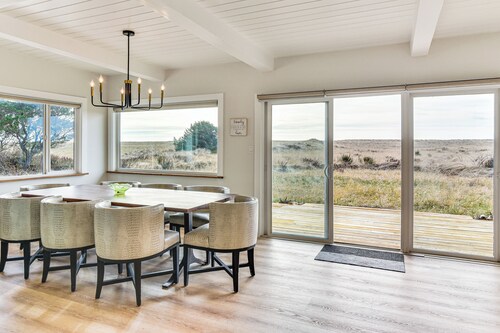 3-Acre Oceanfront Home: Game Room & Fire Pit!