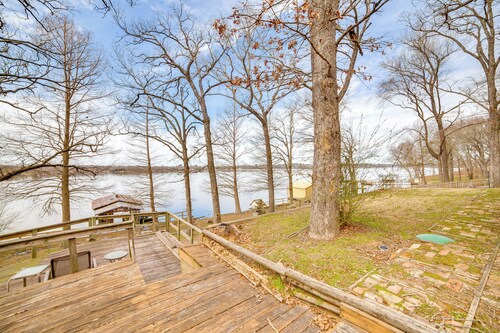 Winnsboro Lake Retreat: On-Site Swimming & Fishing