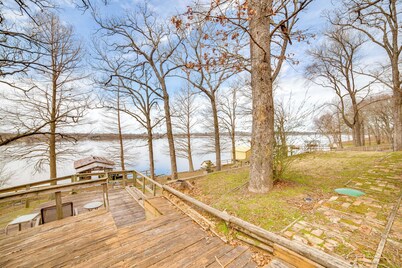 Winnsboro Lake Retreat: On-Site Swimming & Fishing