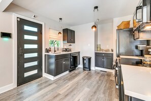 Réfrigérateur, micro-ondes, plaque de cuisson, lave-vaisselle