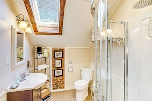 Hair dryer, towels - 3 Mi to Hiking: Cozy Mt Tremper Apt (Mt Tremper)