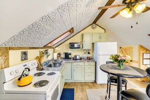 Réfrigérateur, micro-ondes, plaque de cuisson, cafetière/bouilloire