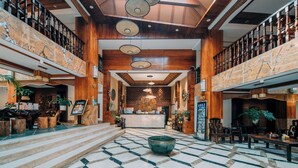 A spacious lobby with a high ceiling, a central seating area, and a reception desk. - XiShuangBanNa BaoYu Vaction Hotel (Xishuangbanna Dai)
