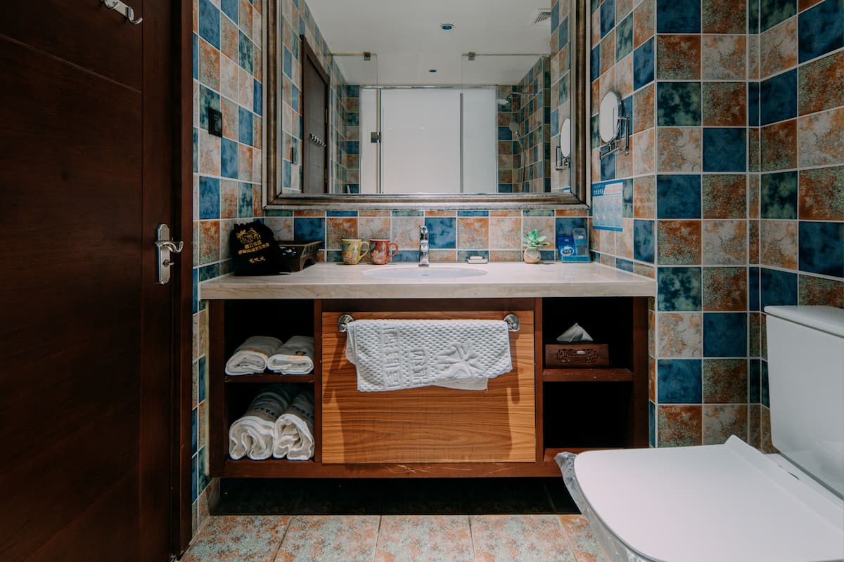 Dupleks Keluarga, 1 kamar tidur, pemandangan resor | Kamar mandi | Shower, pancuran hujan, pengering rambut, dan sandal