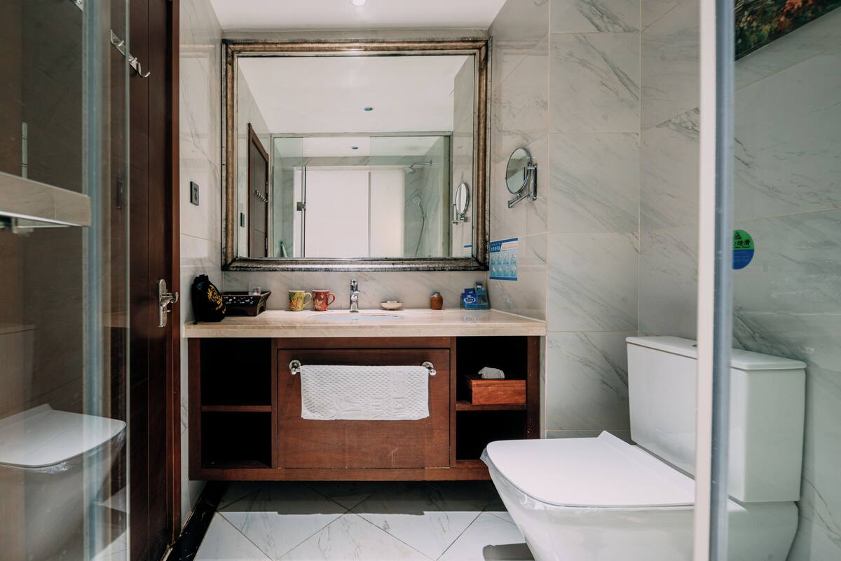 Kamar Double Mewah, 1 kamar tidur, pemandangan resor | Kamar mandi | Shower, pancuran hujan, pengering rambut, dan sandal