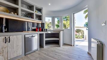 Een koelkast, een magnetron, een oven, een kookplaat